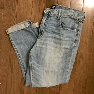 GAP NWOT best girlfriend distressed jeans size 31